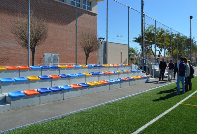 El campo municipal de fútbol 7 junto a la Casa de la Cultura ya tiene su nuevo graderío - 1, Foto 1