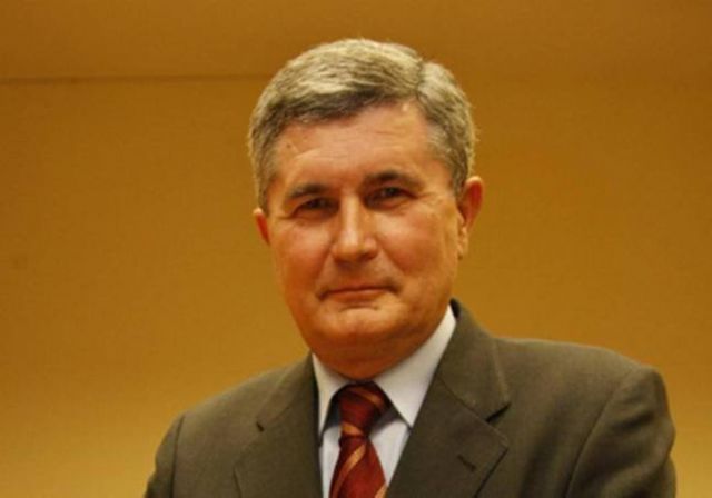 Juan González Castaño dona ejemplares de su obra a la biblioteca Municipal - 1, Foto 1