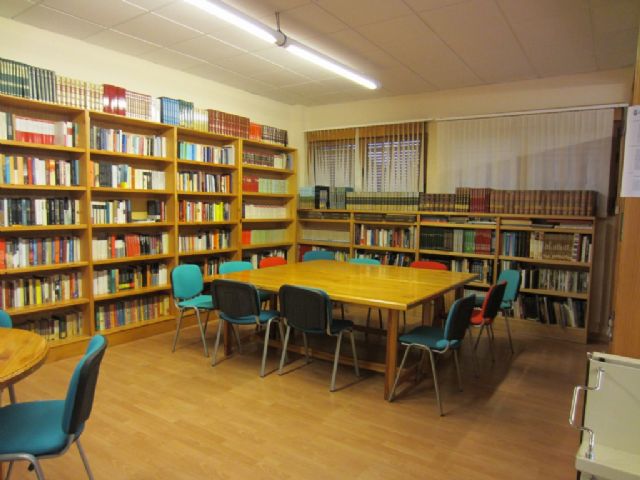 Juan González Castaño dona ejemplares de su obra a la biblioteca Municipal - 2, Foto 2