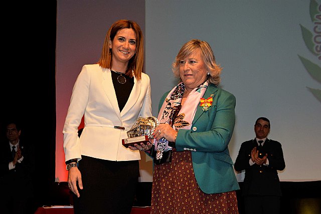 Alcaldesa entrega a Blanca Echazarreta un recuerdo de Archena, Foto 2