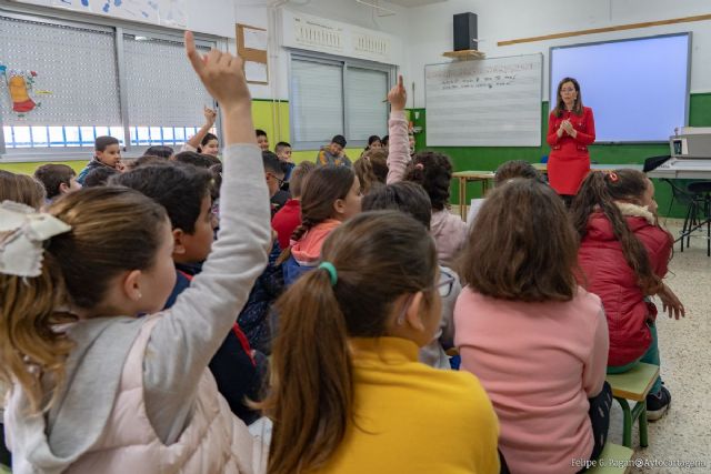 La alcaldesa de Cartagena explica a los alumnos del colegio de Pozo Estrecho cómo funciona el Ayuntamiento - 1, Foto 1