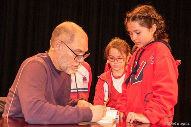 El escritor Pablo Aranda visita el Luzzy con su libro: El colegio más raro del mundo - 1, Foto 1