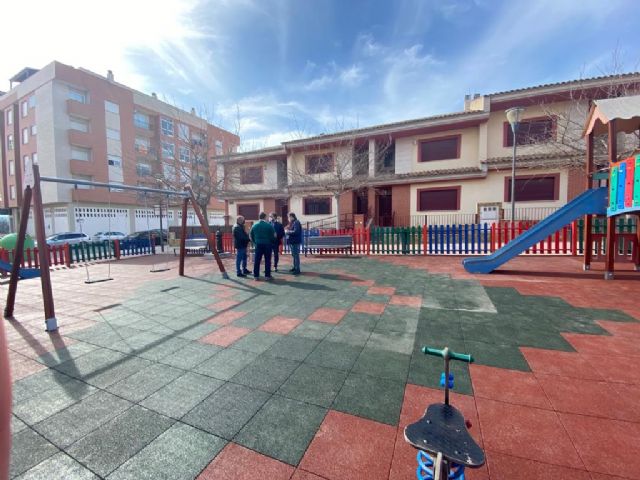 El Ayuntamiento finaliza la renovación del parque infantil de la Plaza José Mellado de La Hoya dentro del Plan de Mantenimiento continuado de estas instalaciones - 1, Foto 1
