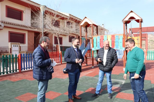 El Ayuntamiento finaliza la renovación del parque infantil de la Plaza José Mellado de La Hoya dentro del Plan de Mantenimiento continuado de estas instalaciones - 2, Foto 2