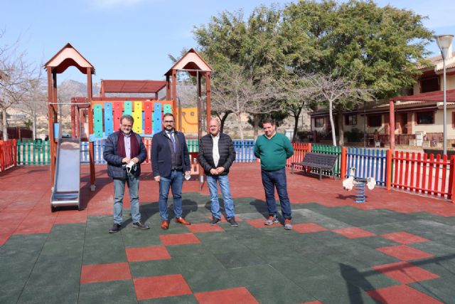 El Ayuntamiento finaliza la renovación del parque infantil de la Plaza José Mellado de La Hoya dentro del Plan de Mantenimiento continuado de estas instalaciones - 3, Foto 3