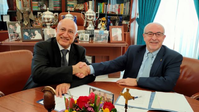 Abdul Salam Al Madani y José Luis Mendoza, tras la firma del acuerdo en el Monasterio de Los Jerónimos, Foto 1