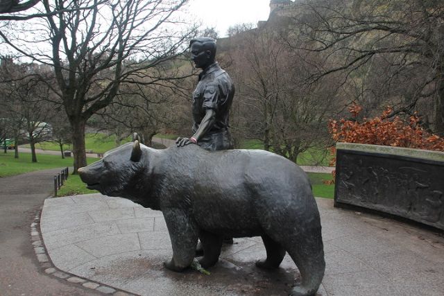 El Oso pardo adoptado por los soldados de la 22° Compañía de Suministros de Artillería - 1, Foto 1