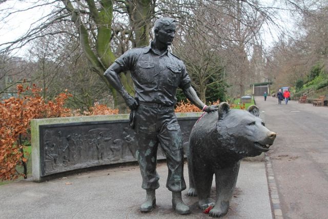 El Oso pardo adoptado por los soldados de la 22° Compañía de Suministros de Artillería - 5, Foto 5