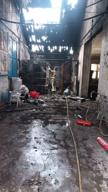 Bomberos del CEIS extinguen el incendio en la granja avícola