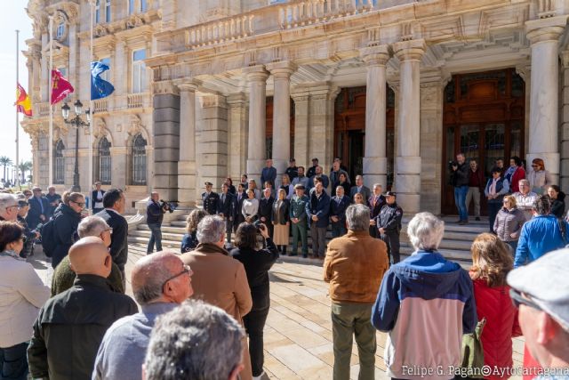 Cartagena guarda un minuto de silencio por los guardias civiles fallecidos en Barbate - 1, Foto 1
