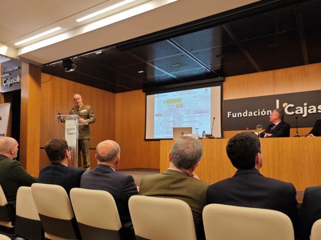 España. Sevilla . En la Sala Antonio Machado de la Fundación Cajasol de Sevilla, conferencia del Teniente General Carlos Melero Claudio - 1, Foto 1