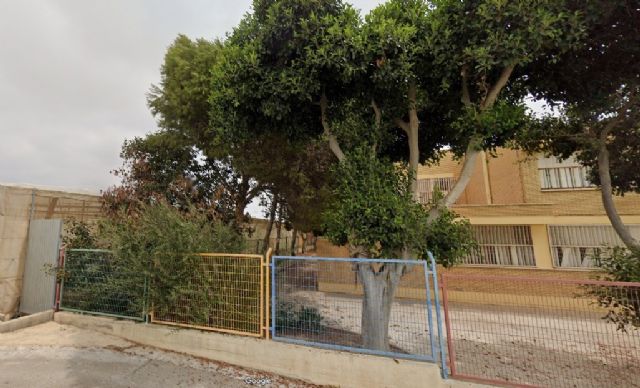 La isla deforestada en el mar de plástico - 1, Foto 1