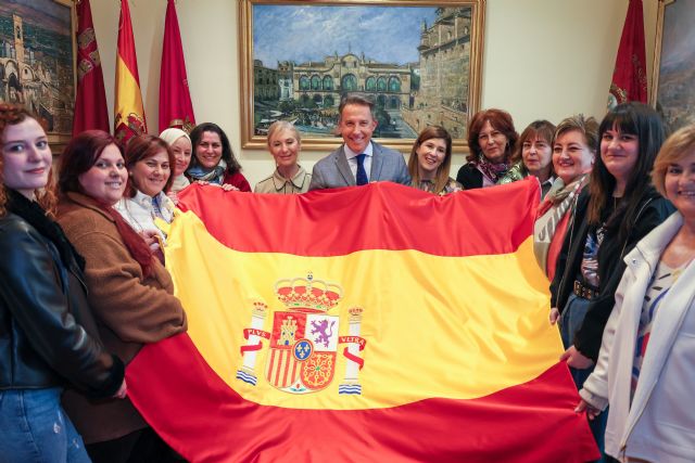 Alumnas del Proyecto Activa-T bordan tres banderas de protocolo para el Ayuntamiento - 1, Foto 1