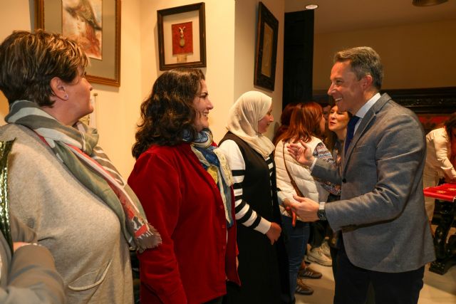 Alumnas del Proyecto Activa-T bordan tres banderas de protocolo para el Ayuntamiento - 2, Foto 2