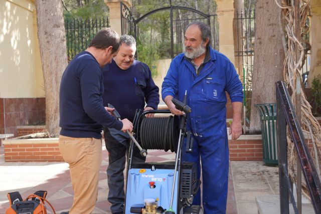 El Cementerio municipal cuenta con nueva dotación de escaleras y maquinaria de limpieza - 1, Foto 1
