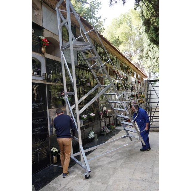 El Cementerio municipal cuenta con nueva dotación de escaleras y maquinaria de limpieza - 2, Foto 2