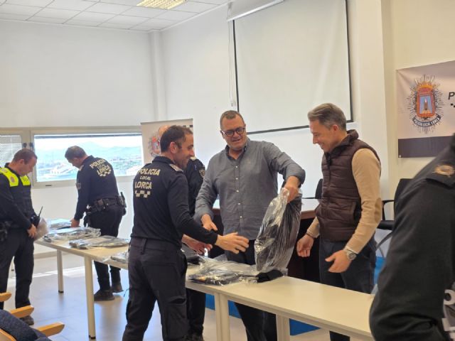 El alcalde de Lorca entrega 123 nuevos chalecos antibalas a la Policía Local para incrementar la seguridad de los agentes en sus intervenciones - 2, Foto 2