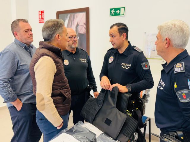 El alcalde de Lorca entrega 123 nuevos chalecos antibalas a la Policía Local para incrementar la seguridad de los agentes en sus intervenciones - 3, Foto 3