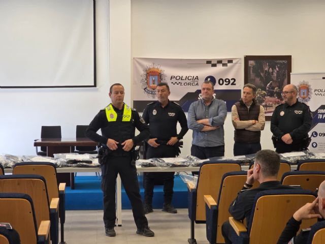 El alcalde de Lorca entrega 123 nuevos chalecos antibalas a la Policía Local para incrementar la seguridad de los agentes en sus intervenciones - 4, Foto 4