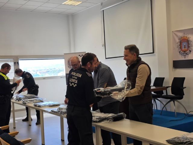 El alcalde de Lorca entrega 123 nuevos chalecos antibalas a la Policía Local para incrementar la seguridad de los agentes en sus intervenciones - 5, Foto 5