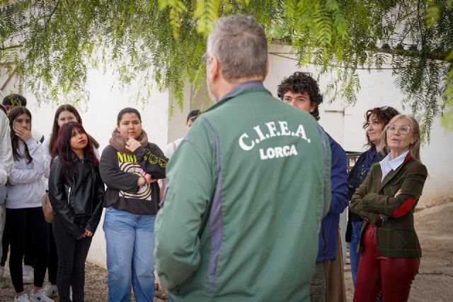 El proyecto de ganadería con Sello Murciano avanza con nuevas actividades formativas: alumnos del IES Ibáñez visitan el CIFEA para conocer la cabra murciano-granadina - 2, Foto 2