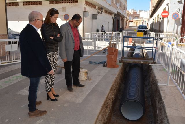 La alcaldesa y el edil de Urbanismo visitan las obras de mejora de la calzada y la red de aguas de la calle Democracia y adyacentes - 1, Foto 1