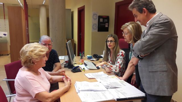 El Ayuntamiento anima a los beneficiarios de ayuda pública por daños de los terremotos a que acudan a la Oficina de Reconstrucción para obtener sus cuentas justificativas - 1, Foto 1