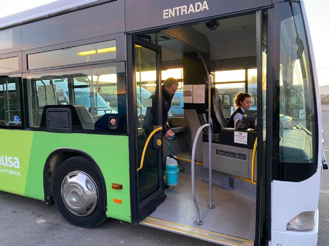 El servicio de transporte colectivo urbano extrema las precauciones higiénico sanitarias en sus autobuses como medida preventiva ante el coronavirus - 1, Foto 1