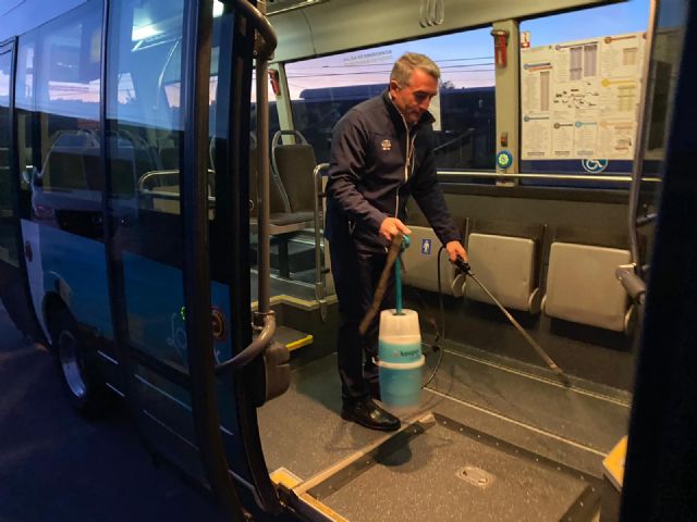El servicio de transporte colectivo urbano extrema las precauciones higiénico sanitarias en sus autobuses como medida preventiva ante el coronavirus - 4, Foto 4