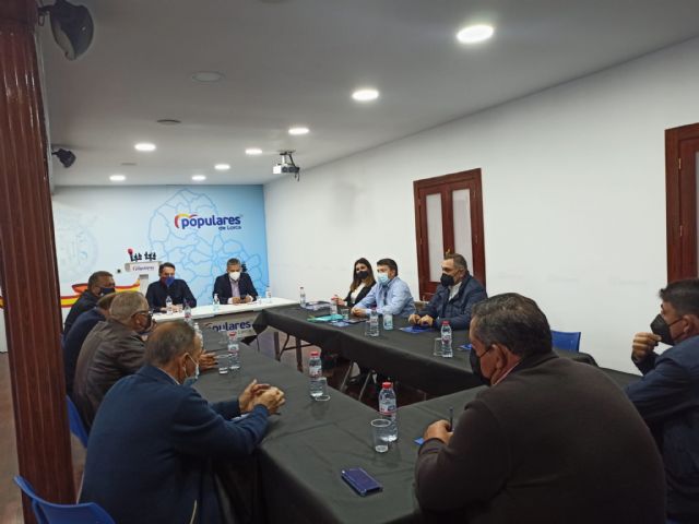 Fulgencio Gil trabaja junto a los ganaderos del sector de vacuno de Lorca para agilizar la tramitación de las ayudas de la Política Agraria Común - 1, Foto 1