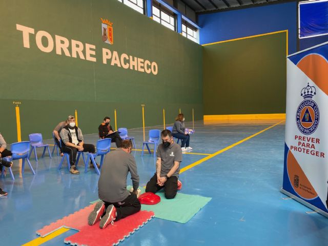 Conserjes de instalaciones deportivas realizan el curso en formación en D.E.S.A. impartido por Protección Civil Torre Pacheco - 3, Foto 3