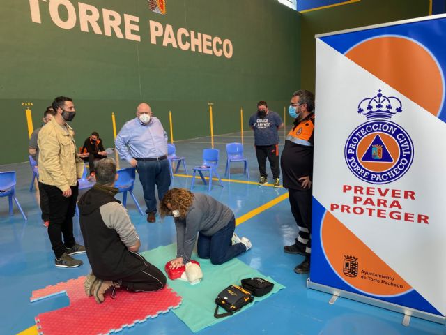 Conserjes de instalaciones deportivas realizan el curso en formación en D.E.S.A. impartido por Protección Civil Torre Pacheco - 4, Foto 4