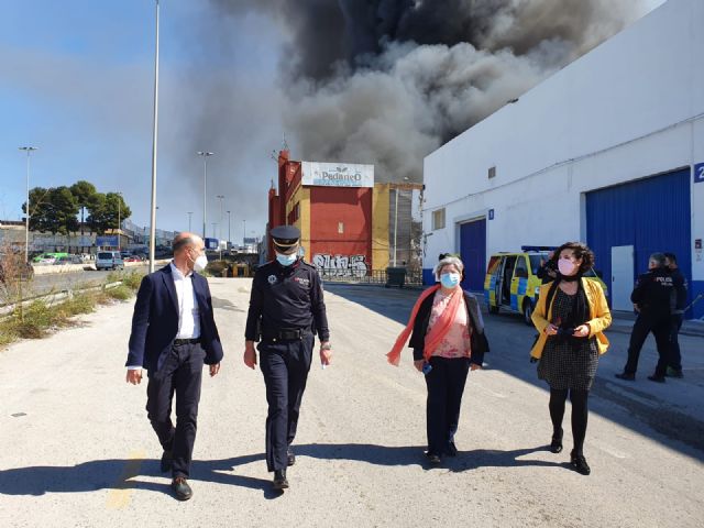 El Ayuntamiento de Molina de Segura moviliza los recursos municipales para prevenir posibles efectos del incendio declarado hoy viernes en una antigua nave industrial en el polígono La Polvorista - 1, Foto 1