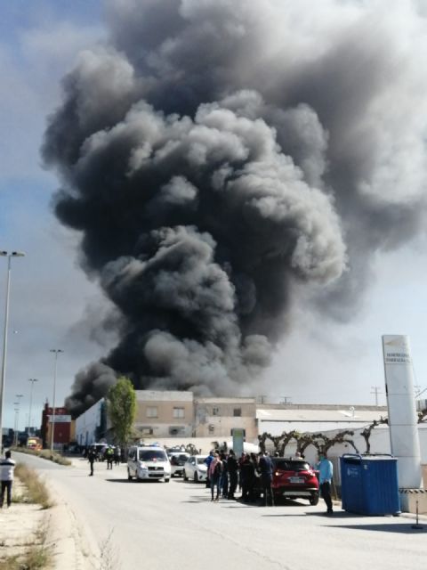 El Ayuntamiento de Molina de Segura moviliza los recursos municipales para prevenir posibles efectos del incendio declarado hoy viernes en una antigua nave industrial en el polígono La Polvorista - 2, Foto 2