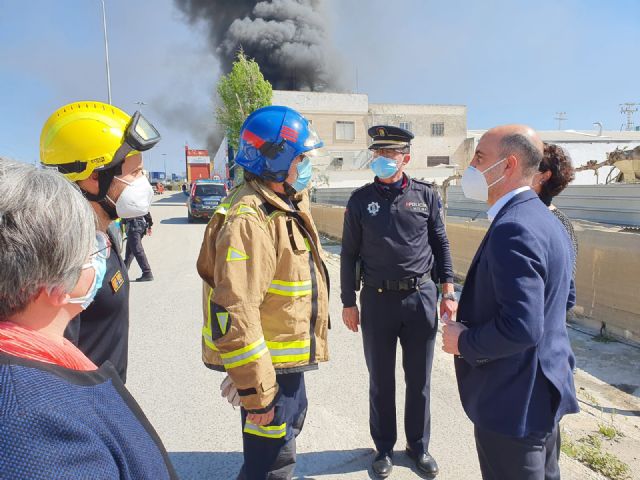 El Ayuntamiento de Molina de Segura moviliza los recursos municipales para prevenir posibles efectos del incendio declarado hoy viernes en una antigua nave industrial en el polígono La Polvorista - 3, Foto 3