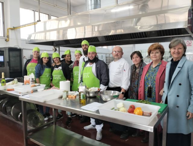Las cocinas del IES San Juan Bosco acogen la 1ª edición del 'Taller de cocina, alimentación y hábitos saludables de vida', dentro del Programa de Desarrollo Gitano 2022/2023 - 1, Foto 1