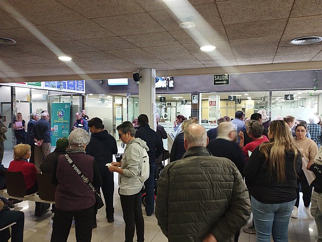 La falta de previsión del gobierno de Molina de Segura provoca largas esperas para renovar la tarjeta de autobús interurbano - 1, Foto 1