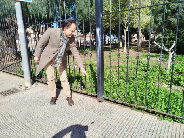 El PCAN denuncia que la base de la valla del Parque Antoñares está podrida y puede causar víctimas mortales - 1, Foto 1