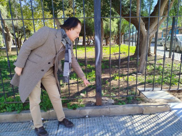 El PCAN denuncia que la base de la valla del Parque Antoñares está podrida y puede causar víctimas mortales - 2, Foto 2