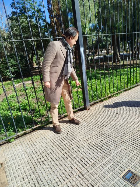 El PCAN denuncia que la base de la valla del Parque Antoñares está podrida y puede causar víctimas mortales - 3, Foto 3