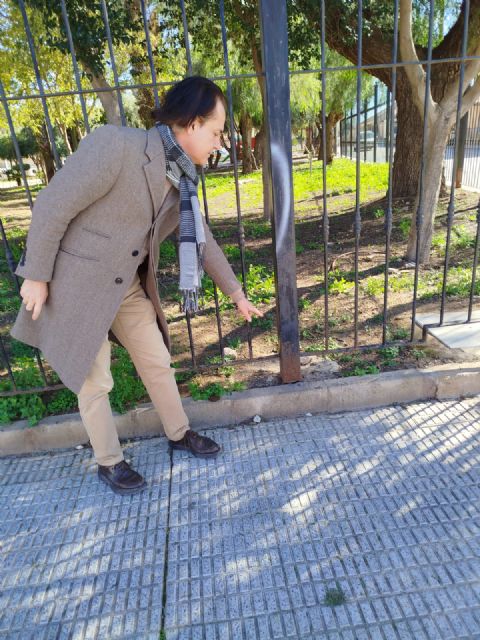 El PCAN denuncia que la base de la valla del Parque Antoñares está podrida y puede causar víctimas mortales - 4, Foto 4