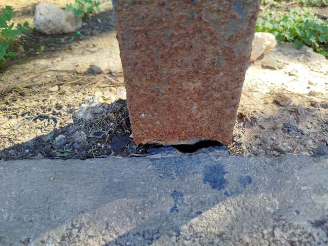 El PCAN denuncia que la base de la valla del Parque Antoñares está podrida y puede causar víctimas mortales - 5, Foto 5