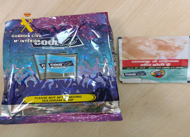 La Guardia Civil se incauta de cerca de mil bolsitas de tabaco de masticar indio, Foto 2