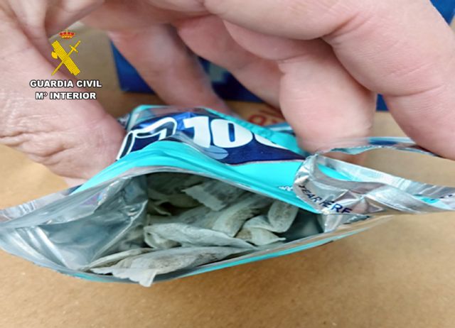 La Guardia Civil se incauta de cerca de mil bolsitas de tabaco de masticar indio, Foto 3