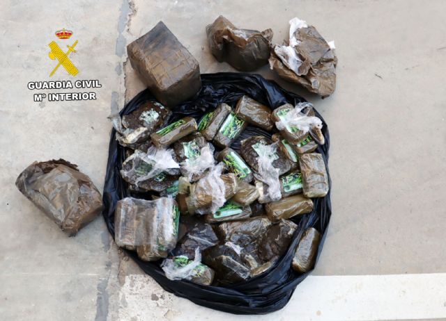 La Guardia Civil desarticula un grupo criminal que abandon� una autocaravana averiada, con m�s de 500 kilos de hach�s y marihuana dentro, Foto 3
