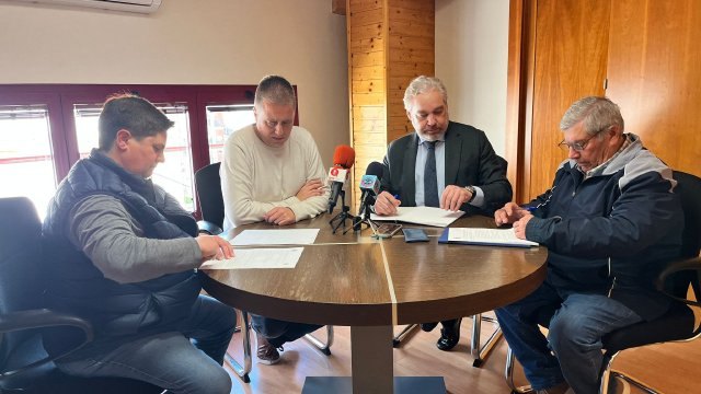 El alcalde de Mazarr�n firma convenios de colaboraci�n con la asociaci�n F20, y con los cabildos de Mazarr�n y Puerto, Foto 2
