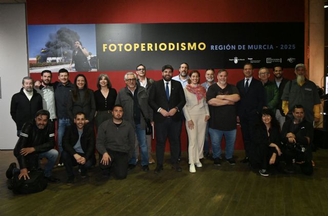 López Miras inaugura la exposición que recuerda en 90 fotografías los momentos más destacables de 2025 - 2, Foto 2