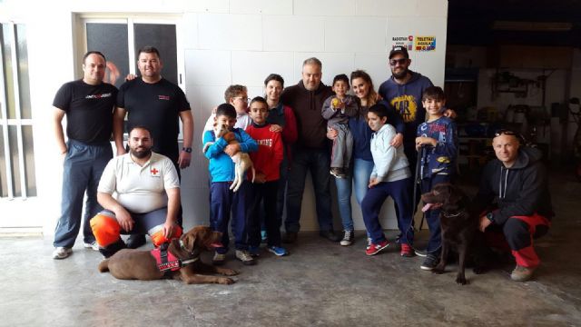 Los alumnos del aula abierta del Joaquín Tendero comparten juegos con la unidad canina de Protección Civil - 1, Foto 1
