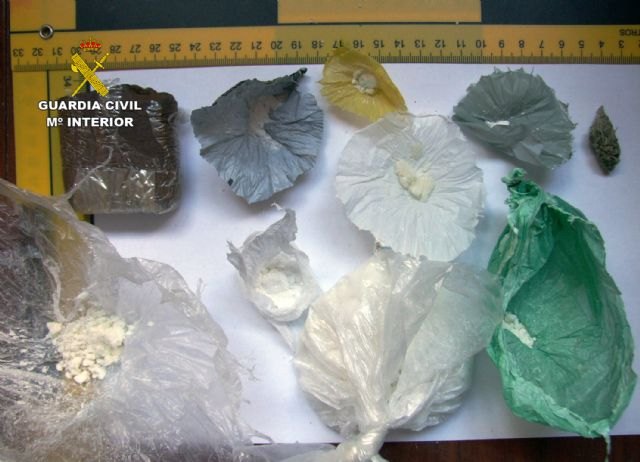 La Guardia Civil detiene a tres jóvenes por robo en vivienda, tráfico de droga y tenencia ilícita de armas - 1, Foto 1