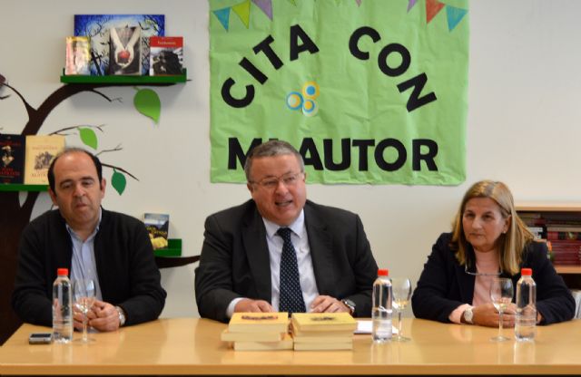 El delegado del Gobierno imparte una charla en el ciclo Cita con mi autor del IES La Florida - 1, Foto 1